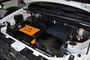 众泰5008EV的动力总成系统室。装备拥有最大23kW·h容量的锂离子电池。