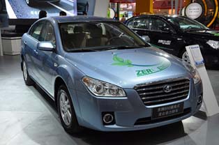 中国一汽的奔腾50插电式混合动力乘用车。装备35Ah的锂离子电池和20kW的牵引电机。