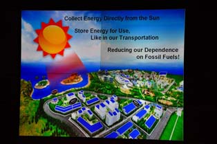 比亚迪的S.Li技术负责人提出将太阳能发电运用于EV和生活的可再生能源技术在未来环保城市中应用可能性。