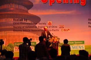 大众中国事业董事Karl-Thomas Neumann博士。作为二氧化碳减排的及时有效的手段，他极力主张大众的TSI发动机技术，同时表示也将致力于适合中国市场的EV产品的开发。