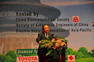 中国SAE名誉会长张小虞。他强调，中国的EV产业不是依赖于中国民族企业，而必须积极引进世界各国的先进技术。