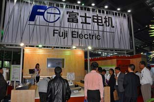 此次大会赞助商之一的富士电机的展台。该公司以其拥有的车载半导体产品为主，展出了在EV中的各种应用和解决方案。