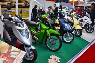 宗申出展的装备锂离子电池的EV摩托车。通过装备锂离子电池实现了轻量化，符合GB国标。