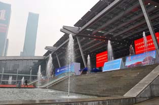 作为会场的深圳会展中心。周围高层林立。