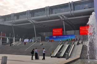 作为EVS25会场的深圳会展中心，是一所拥有规模宏大的会展大厅和国际会议设备的现代化设施。