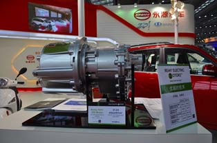 美国REMY公司出展的紧凑型轻量牵引电机。功率为75kW，但重量仅为40kg左右。
