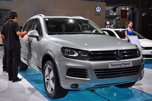 大众展出的Touareg Hybrid。