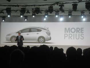 讲解Prius衍生车型扩充计划的Toyota Motor Sales, U.S.A.的Robert Carter副社长