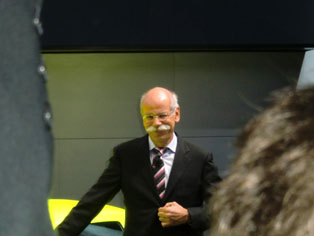 回答记者提问的Zetsche CEO