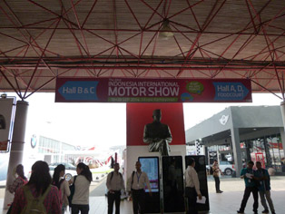第22届印度尼西亚国际车展会场正门前