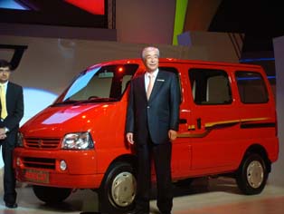Maruti Suzuki EECO（全球首发），Versa后续车型 ，售价25.9万卢比（图片中央为公司总经理中西真三）