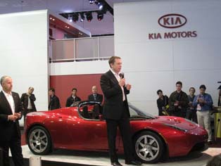 Tesla的CEO Musk和电动车Roadster