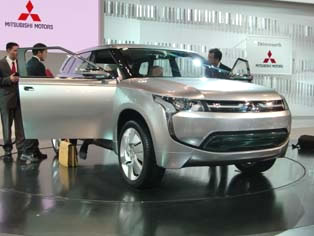 Concept PX-MiEV1。预计2013年投放市场的插电式混合动力小型SUV。