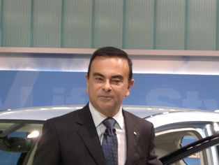 接受完媒体吹风会的Carlos Ghosn社长。他在演讲中宣布，不仅计划明年投放Leaf等3种EV车型，还在筹划第4款车型。