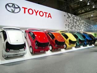 丰田展台，迎面即是色彩绚烂的iQ。
