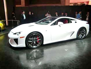 LF-A，将作为Lexus品牌旗舰车型的超豪华跑车，售价约为3,750万日元(约合人民币279万元)，预计自2010年底起限量销售500辆。