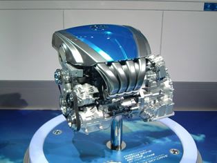 新一代汽油发动机SKY-G。在装备于预计2011年日本国内上市销售的Axela时，油耗可降至低一个等级的Demio水平。