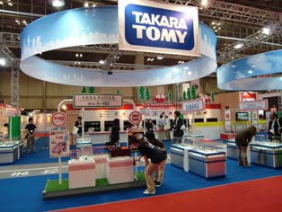 Takara Tomy展区陈列出各制造商的微型车，似乎为吸引小孩。