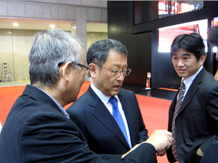 向丰田社长丰田章男介绍FOURIN举办的“亚洲汽车产业论坛”